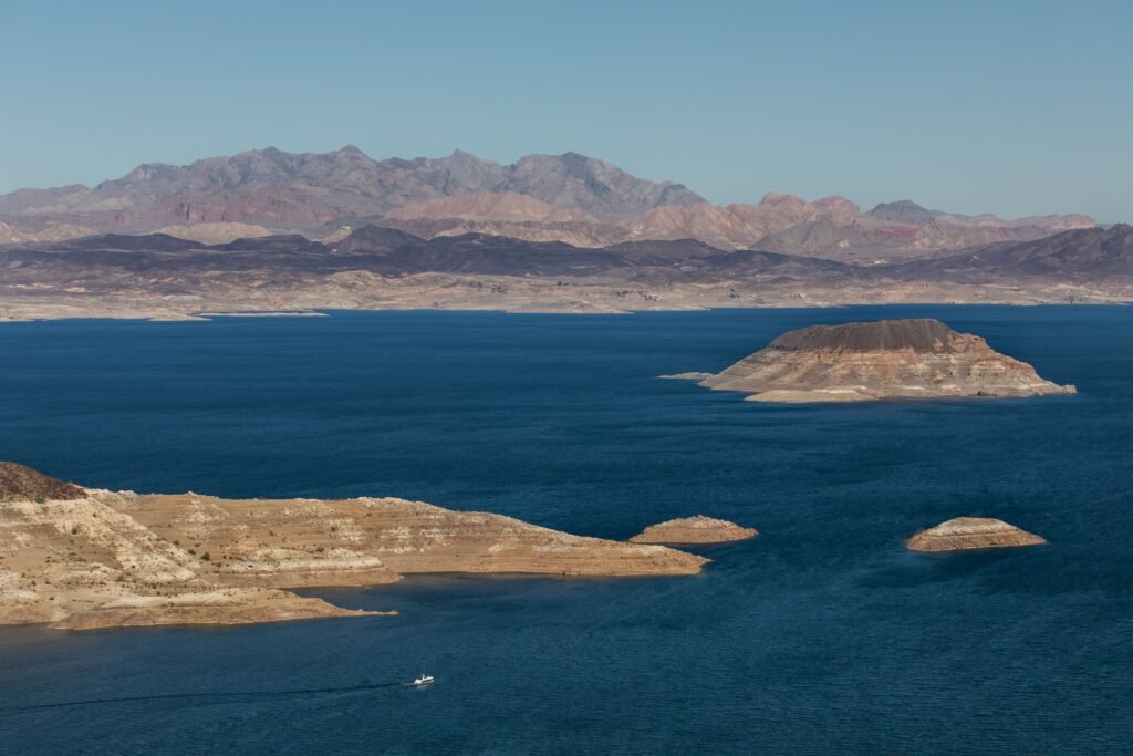 Stunning aerial view of a serene lake surrounded by brown desert mountains in Tempe, Arizona.